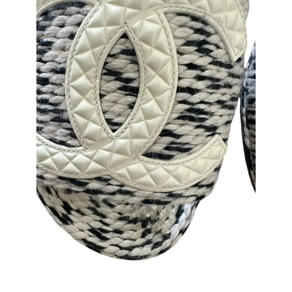 CHANEL Beige/ Black Patent CC Mule Slides 38C/ US 8 Wide - Picture 4 of 11